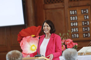 Die Wirtschaftsministerin von Rheinland-Pfalz, Daniela Schmitt, hält ihre Laudatio anlässlich des 25-jährigen Jubiläums des Hotels Kloster Hornbach