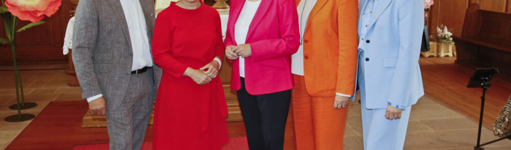 Zu Gast bei der Feier 25 Jahre Hotel Kloster Hornbach - von links nach rechts: Inhaber Edelbert Lösch, Landrätin Dr. Susanne Ganster, die rheinland-pfälzische Wirtschaftsministerin Daniela Schmitt, Geschäftsführerin Christiane Lösch und Tochter Franziska Lösch