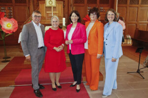 Zu Gast bei der Feier 25 Jahre Hotel Kloster Hornbach - von links nach rechts: Inhaber Edelbert Lösch, Landrätin Dr. Susanne Ganster, die rheinland-pfälzische Wirtschaftsministerin Daniela Schmitt, Geschäftsführerin Christiane Lösch und Tochter Franziska Lösch