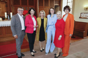 Familie Lösch begrüßt zur Feier von 25 Jahren Hotel Kloster Hornbach die rheinland-pfälzische Wirtschaftsministerin Daniela Schmitt (2. von links), die Wirtschaftsförderin des Landkreises Südwestpfalz Miriam Heinrich (3. von links) und Landrätin Dr. Susanne Ganster (2. von rechts)