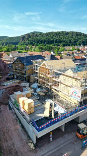 Zu sehen sind drei Häuser im Rohbau, die sogenannten Bergvillen des Dahner Hoteliers Alois Ruppert