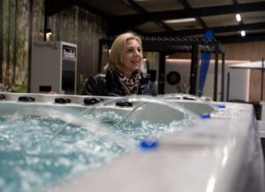 Miriam Heinrich ist begeistert: "Bei den Spezialisten der Steigner Pool & Wellness GmbH ist man in besten Händen, was das kühle Nass angeht – ein Rund-um-Paket für Beratung, Planung und Realisierung von Pools in der Südwestpfalz.“