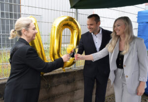Miriam Heinrich (links) stößt mit Firmengründer und Geschäftsführer Dr. Markus Brzeski und seiner Frau Irina auf das 10-jährige Jubiläum von A+ Composites an