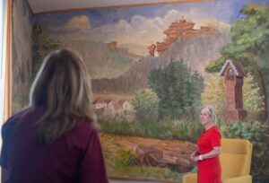 Wandbild des Malers Gauglitz bestaunt von Landrätin Dr. Ganster und Heidi Engel, Hotel Landgasthof Zum Ochsen in Hauenstein