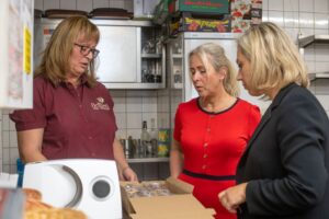 Heidi Engel vom Hotel Landgasthof Zum Ochsen in Hauenstein zeigt bei der Betriebsbesichtigung von Landrätin Dr. Ganster und Wirtschaftsförderin Miriam Heinrich wie glutenfreie Brötchen verpackt sind Foto: Christoph Riemeyer